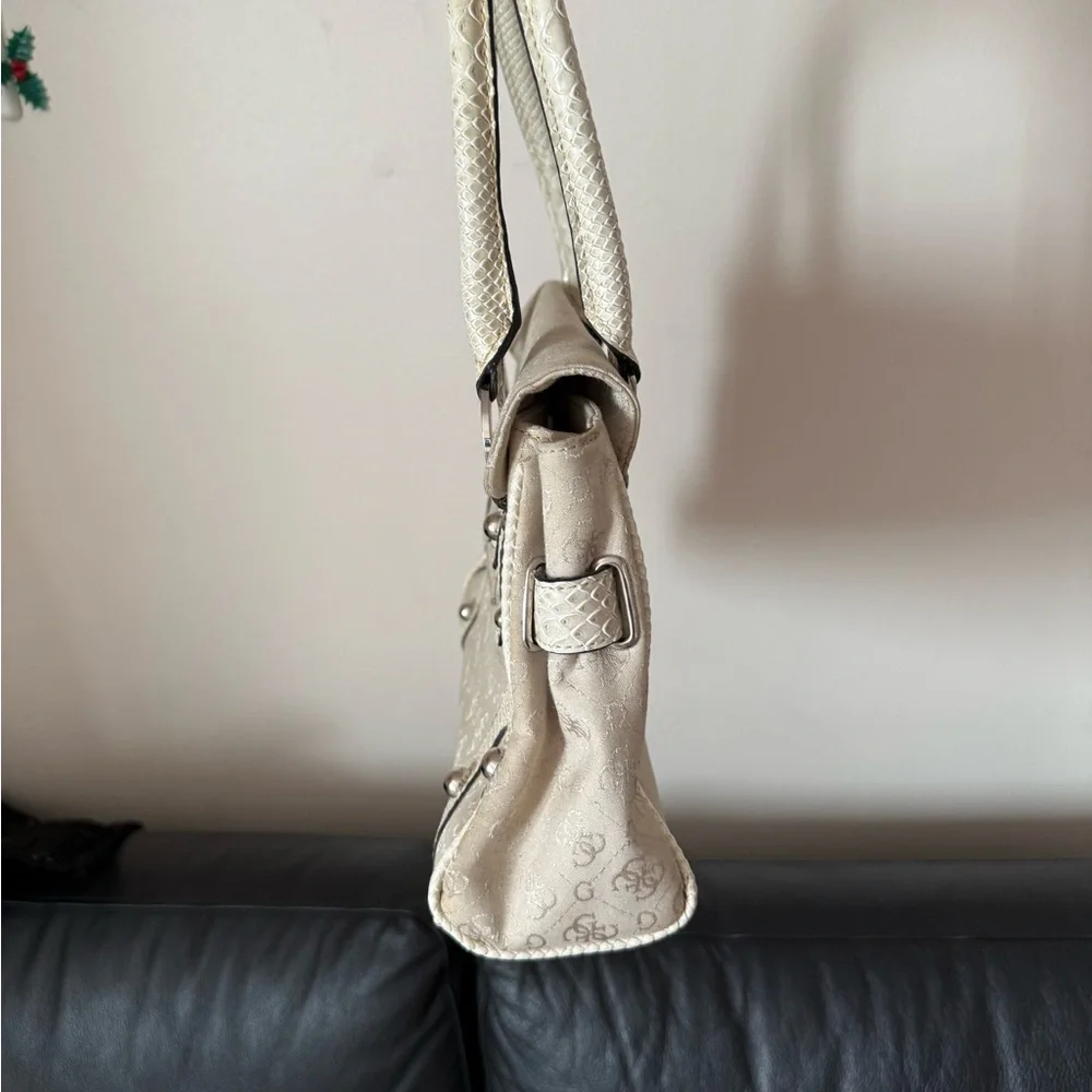GUESS vintage Cream Logo-Embossed Shoulder Bag with Silver Hardware - Picture 5 of 10